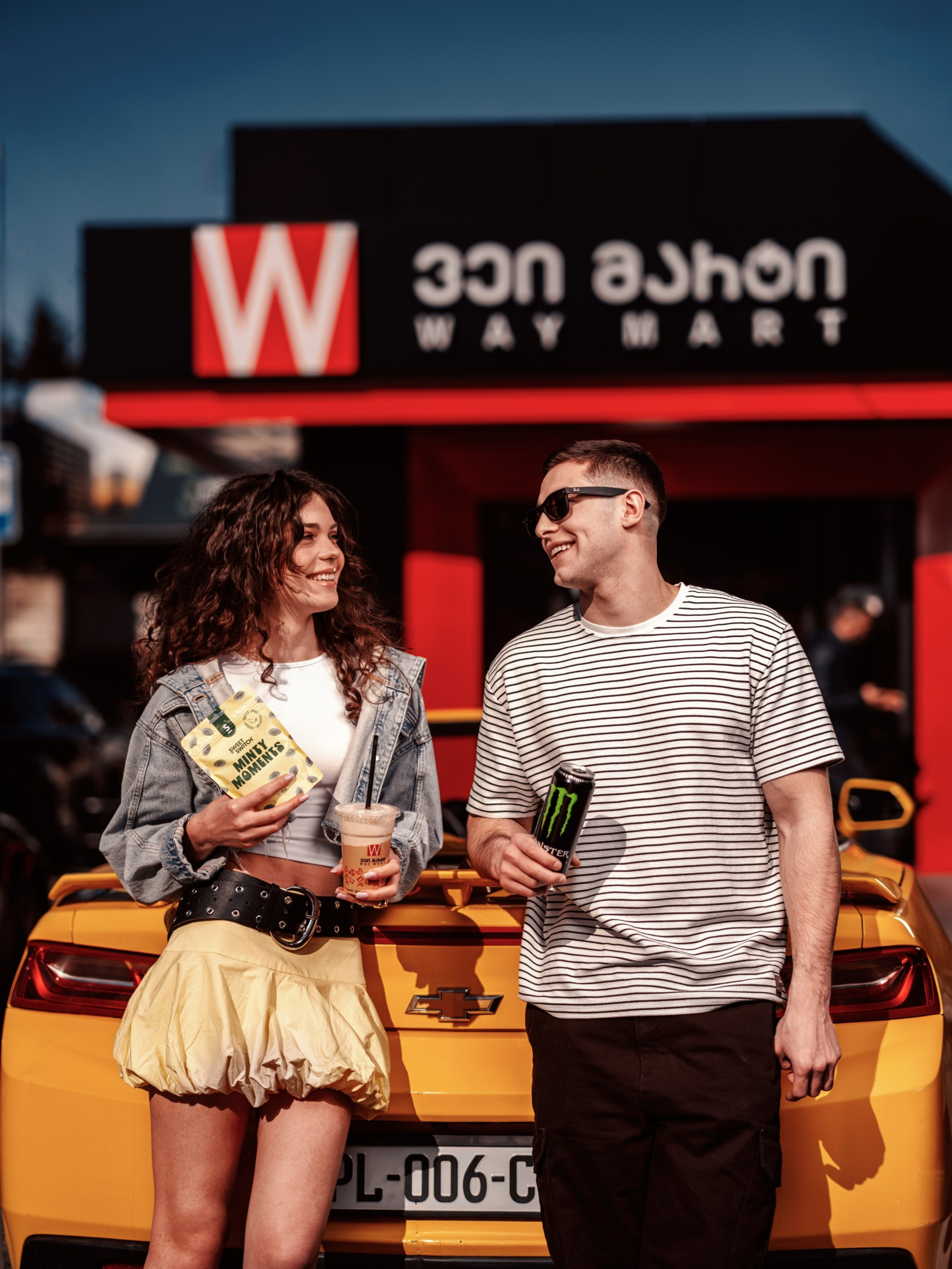 Way Mart-ის სტუმრები მაღაზიის წინ